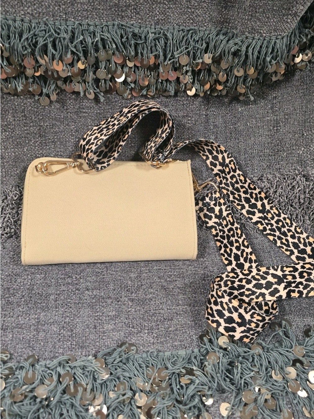 Source Unknown Cream Crossbody with Leopard-Print Strap